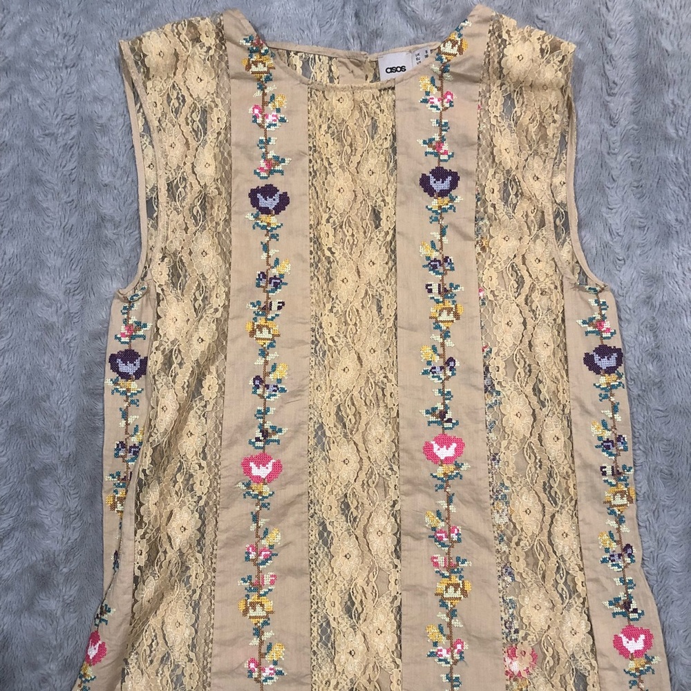 Lace paneled sleeveless shirt